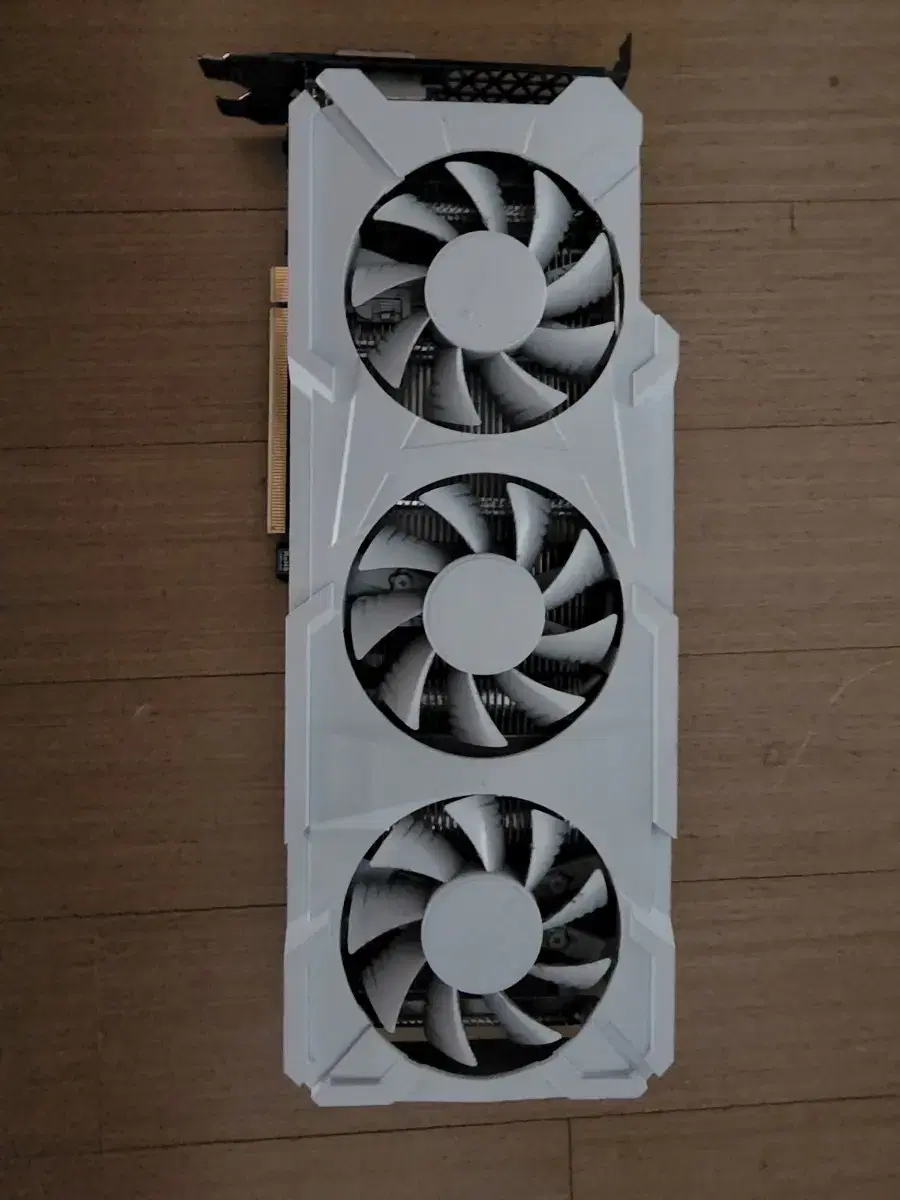 GTX1070  8GB 3팬 화이트 도색판매합니다.